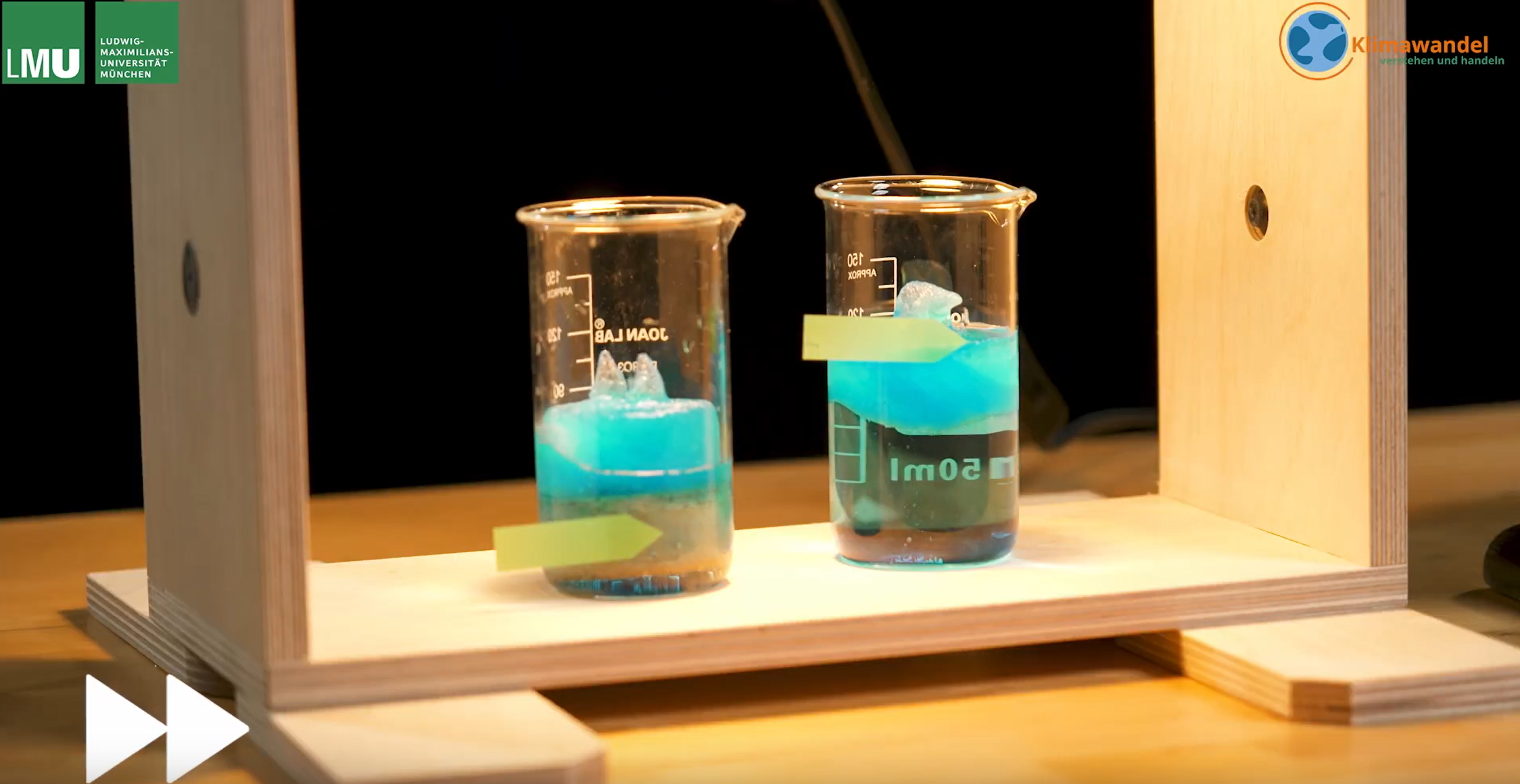 Experiment mit einem Eiswürfel auf einem Stein und einem Eiswürfel schwimmend in Wasser.