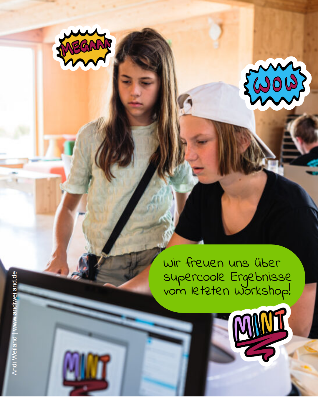 Zwei Mädchen konzentriert vor einem Computer. Im Bild sieht man Sticker mit 'megaaa' und'Wow'.  